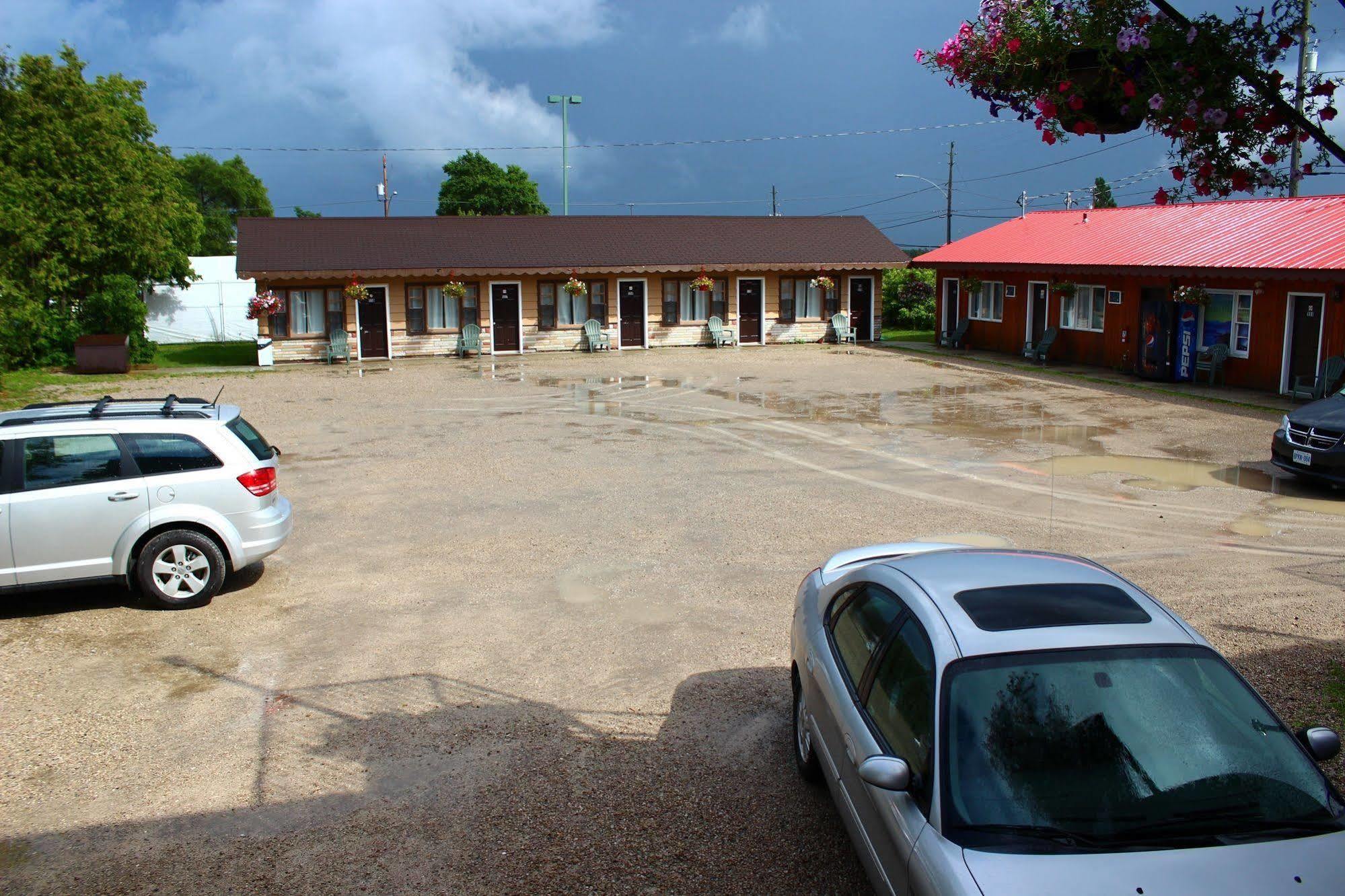 Hawberry Motel Little Current Bagian luar foto